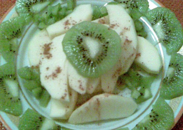 Fotografia przedstawiająca Kiwi z jabłkiem i cynamonem