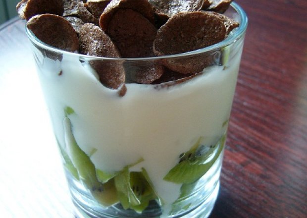 Fotografia przedstawiająca Kiwi z jogurtem i czekoladowymi muszelkami