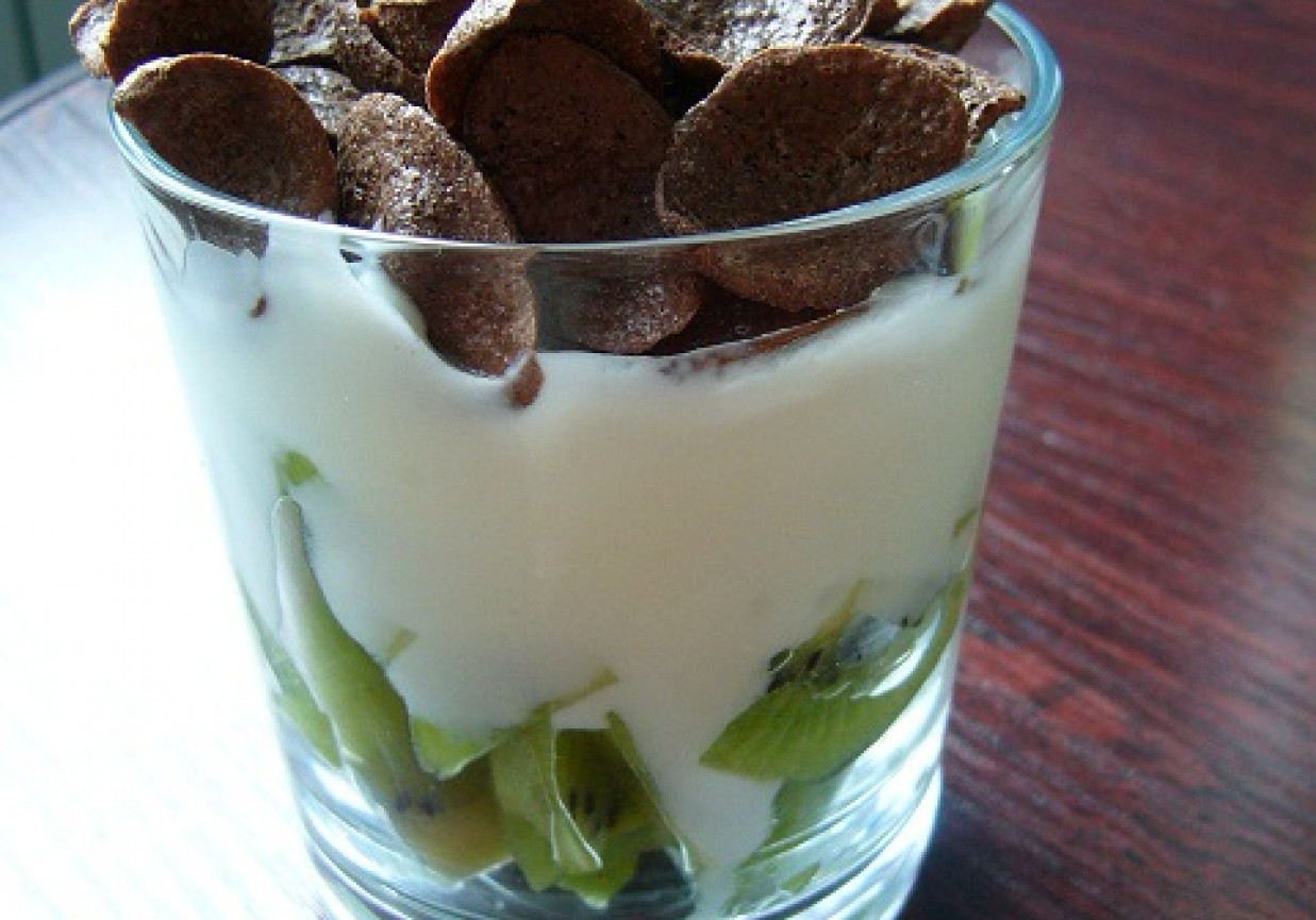 Kiwi z jogurtem i czekoladowymi muszelkami foto
