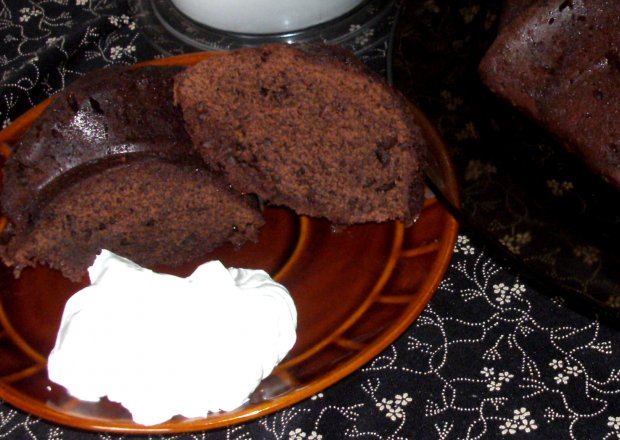 Fotografia przedstawiająca kladdkaka-szwedzkie szybkie ciasto kakaowe z bitą śmietaną...