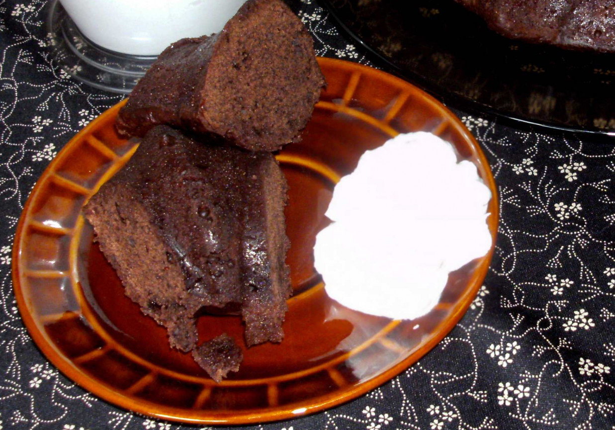 kladdkaka-szwedzkie szybkie ciasto kakaowe z bitą śmietaną... foto