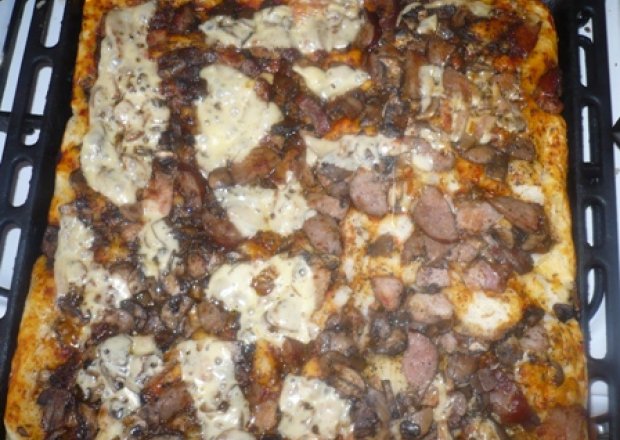 Fotografia przedstawiająca klasyczna pizza
