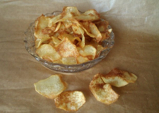 Fotografia przedstawiająca Klasyczne chipsy domowe - solone