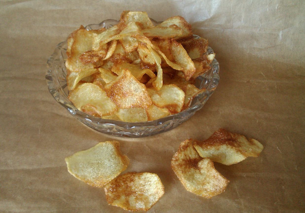 Klasyczne chipsy domowe - solone  foto