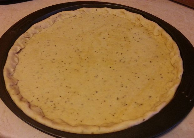 Fotografia przedstawiająca Klasyczne, miękkie ciasto na pizze
