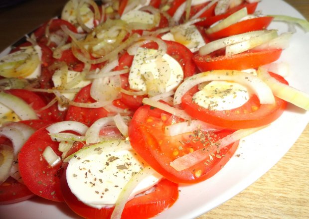 Fotografia przedstawiająca Klasyczne pomidorki z mozarellą
