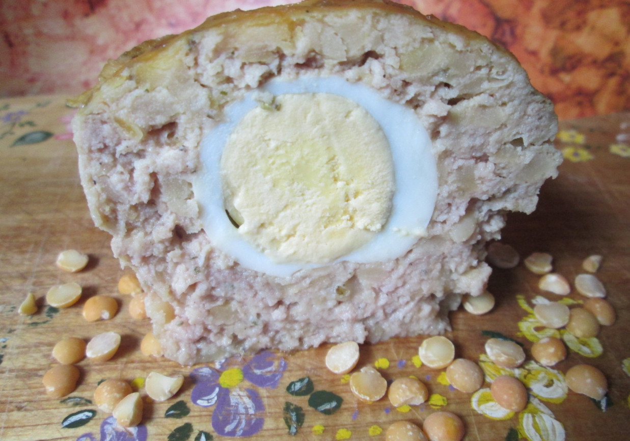 Klops grochowo- mięsny z jajkiem foto