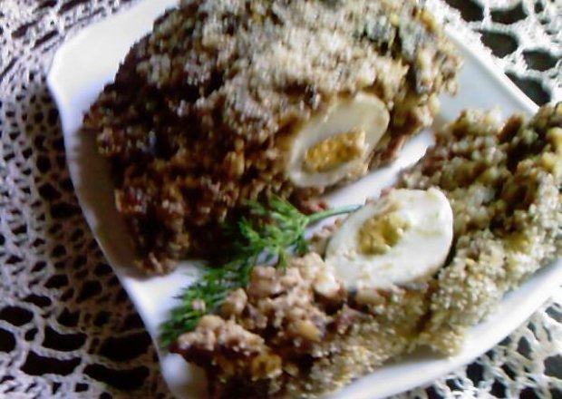 Fotografia przedstawiająca Klops mięsno-pieczarkowy z jajkami