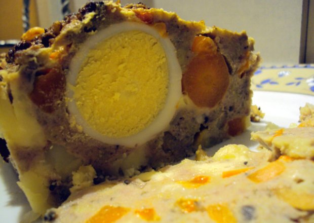 Fotografia przedstawiająca Klops z jajkiem i pieczarkami
