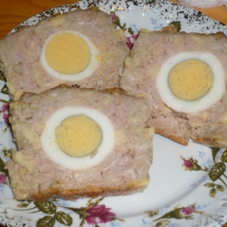 Krok 5 - Klops z jajkiem i żółtym serem foto