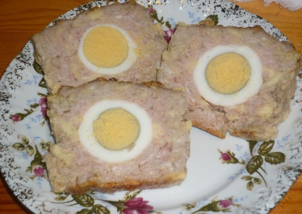 Fotografia przedstawiająca Klops z jajkiem i żółtym serem