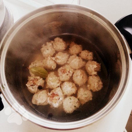 Krok 3 - Klopsiki drobiowe w pikantnym sosie pomidorowym foto