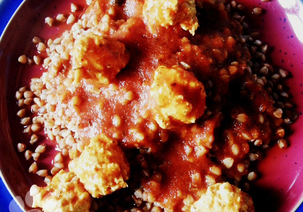 Klopsiki drobiowe w pikantnym sosie pomidorowym foto