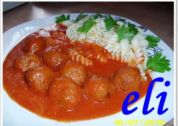 Fotografia przedstawiająca Klopsiki Eli w sosie pomidorowym