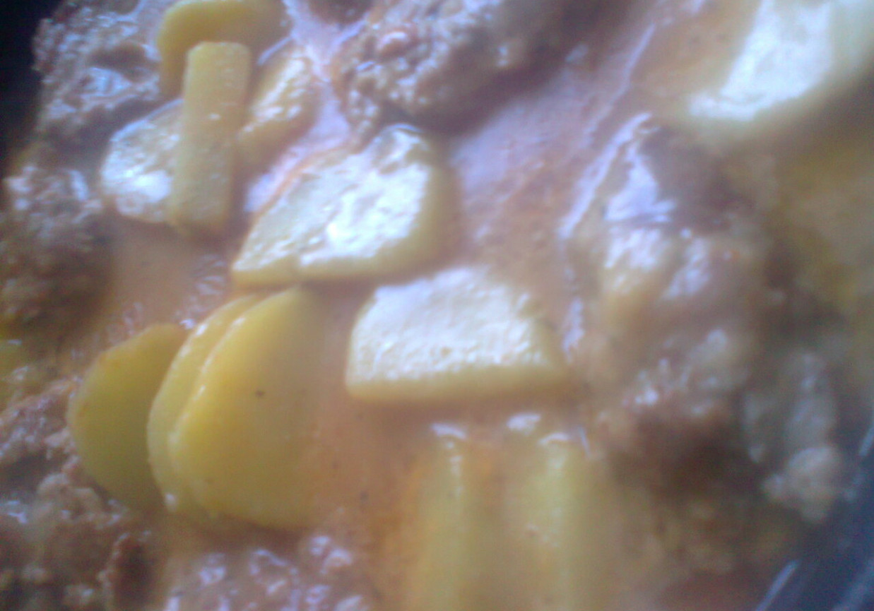 Klopsiki i kartofle duszone w sosie śmietankowo-paprykowym foto