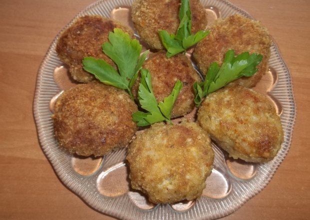 Fotografia przedstawiająca Klopsiki mięsno - jajeczne z ryżem
