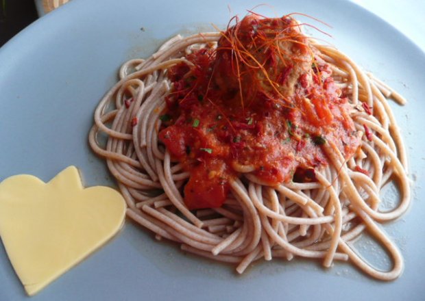Fotografia przedstawiająca Klopsiki w mocno pomidorowym sosie