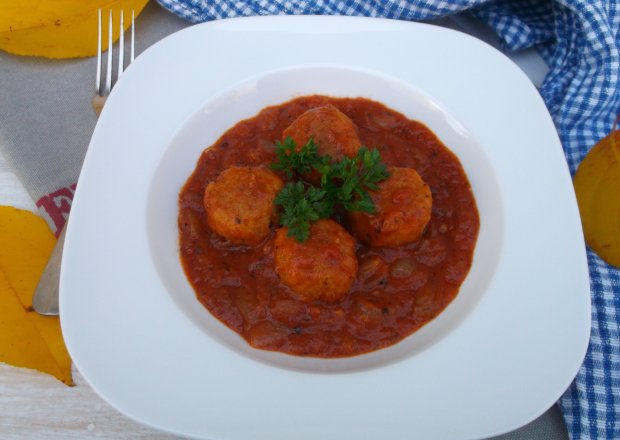 Fotografia przedstawiająca Klopsiki w pomidorowo-cebulowym sosie.