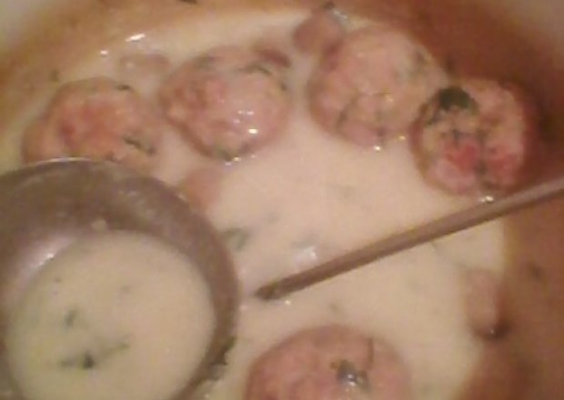 Fotografia przedstawiająca Klopsiki w sosie jogurtowym