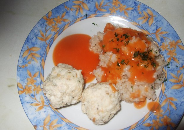 Fotografia przedstawiająca Klopsiki w sosie pomidorowym i kaszą