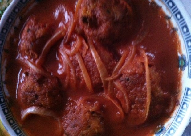 Fotografia przedstawiająca Klopsiki w sosie pomidorowym