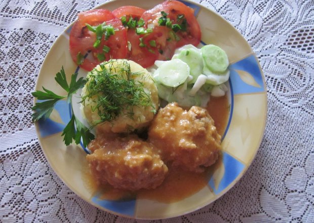 Fotografia przedstawiająca Klopsiki w sosie pomidorowym