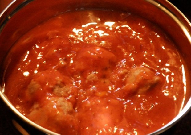 Fotografia przedstawiająca klopsiki w sosie pomidorowym