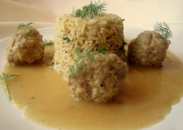 Fotografia przedstawiająca Klopsiki w sosie śmietanowym i ryżem pełnoziarnistym Parboiled