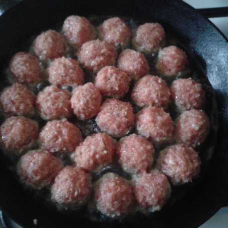Krok 1 - Klopsiki wieprzowe w sosie pomidorowym z warzywami i pieczarkami foto