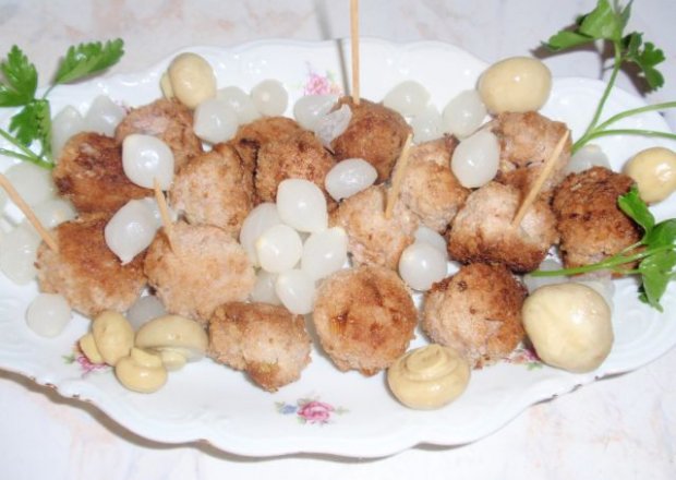 Fotografia przedstawiająca klopsiki z cebulką marynowaną