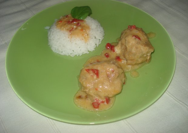 Fotografia przedstawiająca Klopsiki z mięsa drobiowego z sosem paprykowym