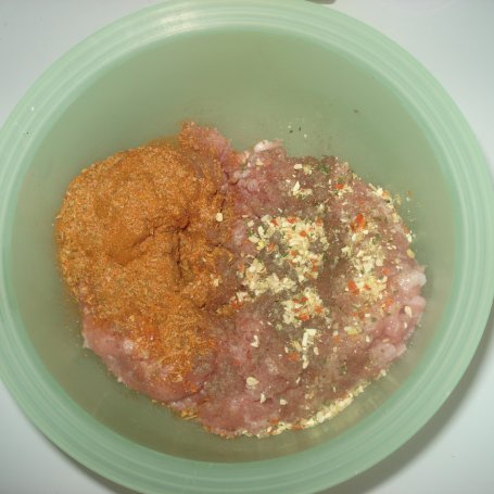 Krok 1 - Klopsiki z mięsa drobiowego z sosem paprykowym  foto
