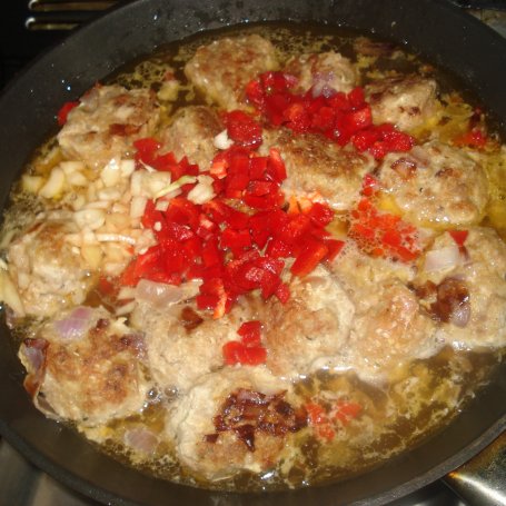 Krok 6 - Klopsiki z mięsa drobiowego z sosem paprykowym  foto
