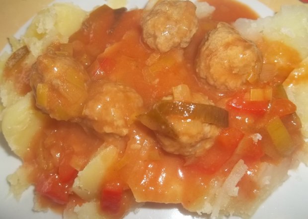 Fotografia przedstawiająca Klopsiki z warzywami w sosie pomidorowym