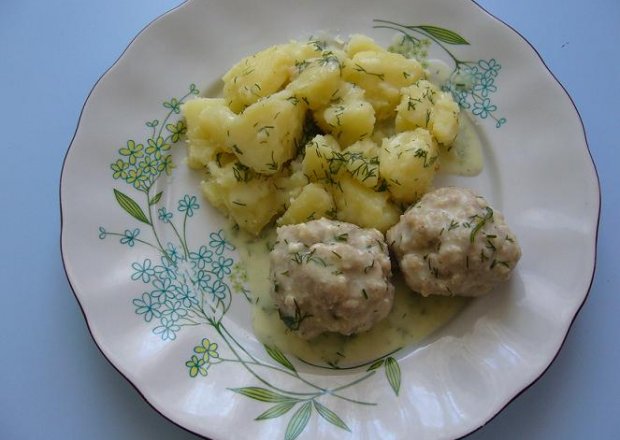 Fotografia przedstawiająca Klopsy w sosie koperkowym z ziemniakami