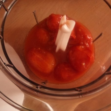 Krok 2 - Klopsy z marchewką tartą w sosie pomidorowym foto
