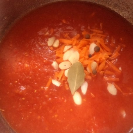 Krok 4 - Klopsy z marchewką tartą w sosie pomidorowym foto
