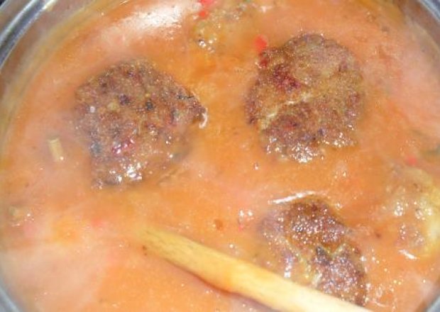 Fotografia przedstawiająca Klopsy z ryżem i pekińską w sosie pomidorowo paprykowym