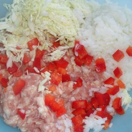 Krok 1 - Klopsy z ryżem i pekińską w sosie pomidorowo paprykowym foto