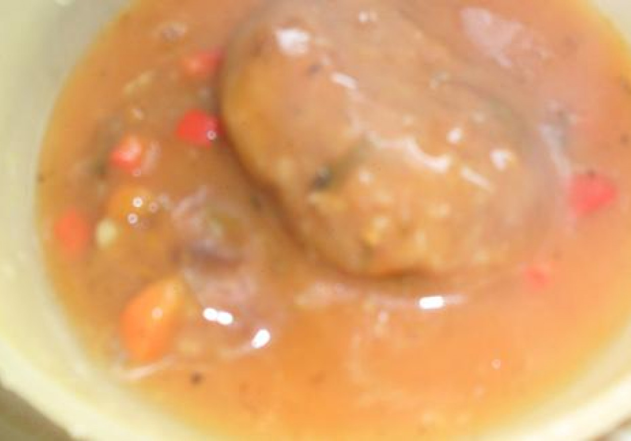 Klopsy z ryżem i pekińską w sosie pomidorowo paprykowym foto