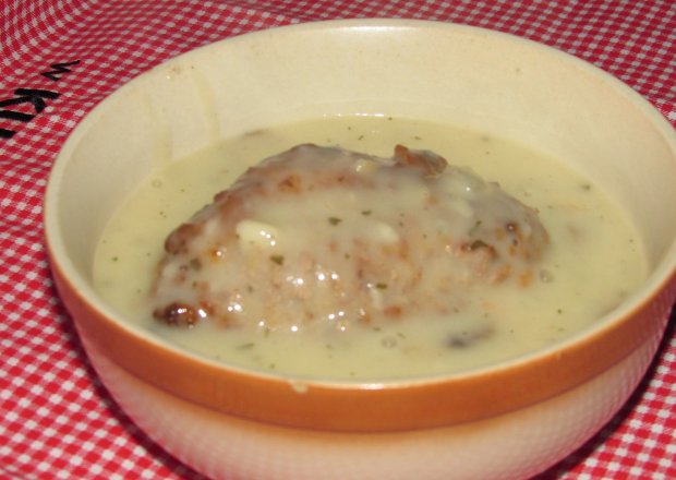 Fotografia przedstawiająca Klopsy z sosem pieczarkowym