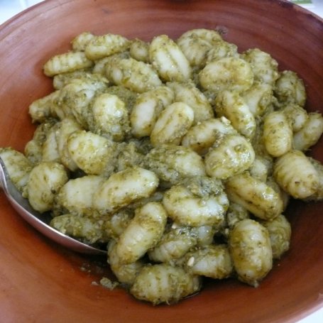 Krok 3 - Kluseczki Gnocchi z pesto domowej roboty foto