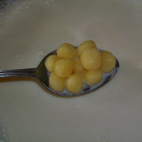 Krok 2 - Kluseczki gotowane na mleku - z masłem i cynamonem foto