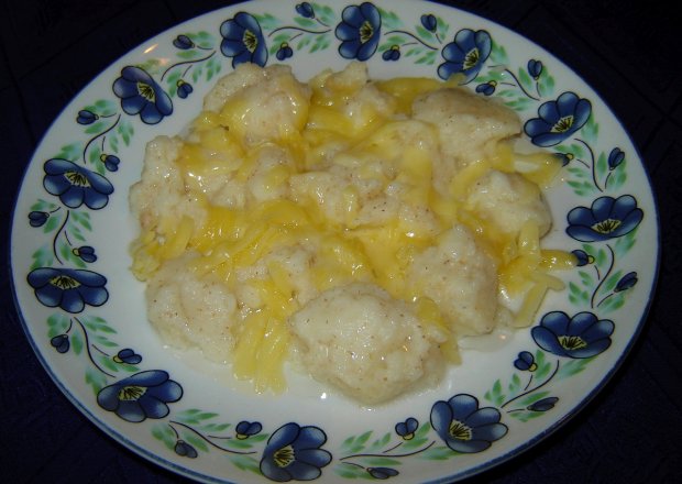 Fotografia przedstawiająca Kluseczki grysikowe z żółtym serem