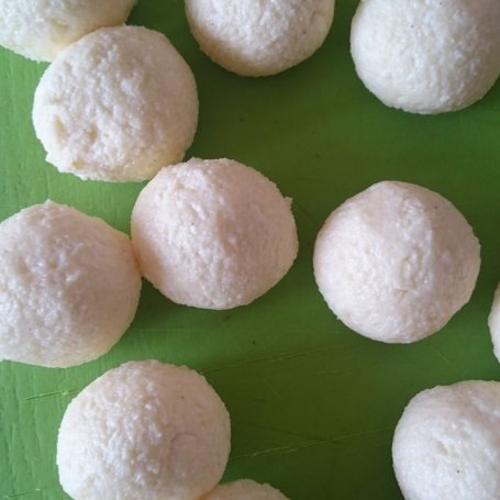 Krok 2 - Kluseczki kokosowo-migdałowe z serka capri (bez glutenu) foto