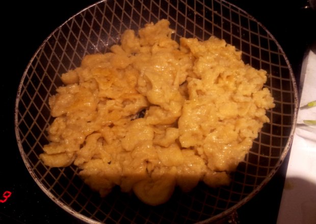 Fotografia przedstawiająca kluseczki kukurydziane z olejem sezamowym