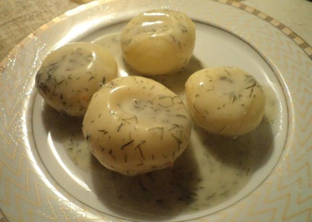 Fotografia przedstawiająca kluseczki śląskie  z sosem koperkowym