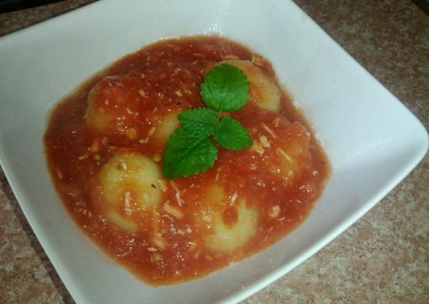 Fotografia przedstawiająca kluseczki w sosie pomidorowo drobiowym