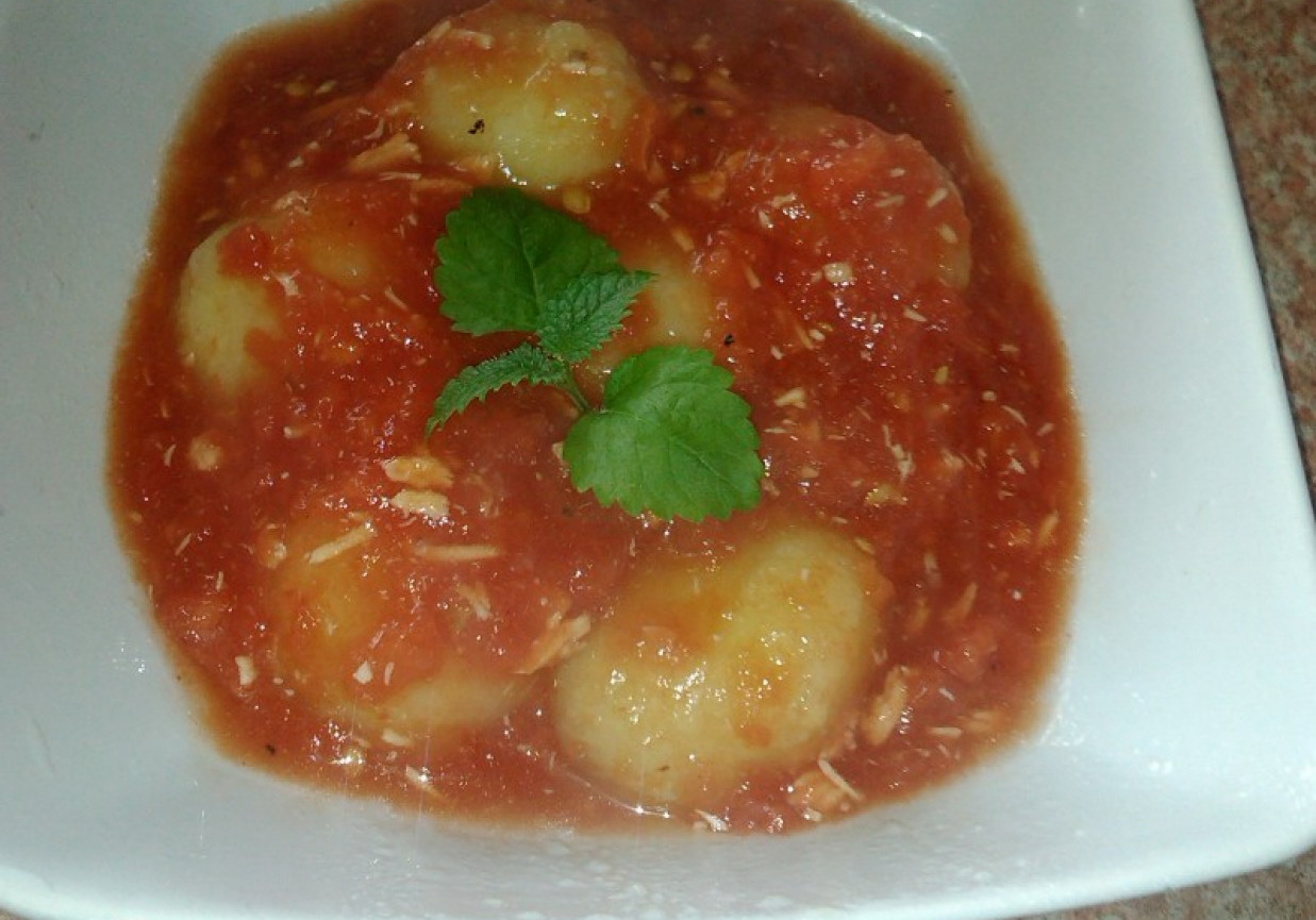 kluseczki w sosie pomidorowo drobiowym foto