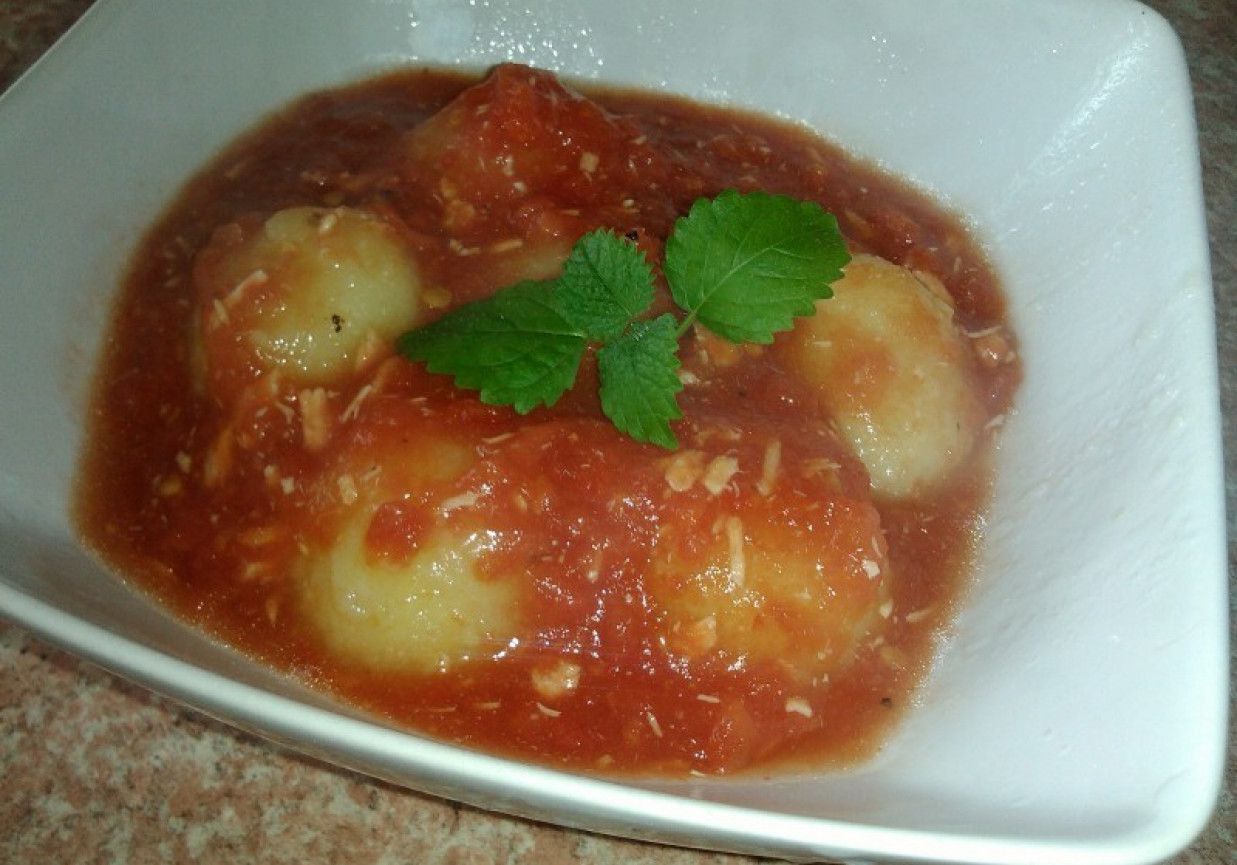 kluseczki w sosie pomidorowo drobiowym foto
